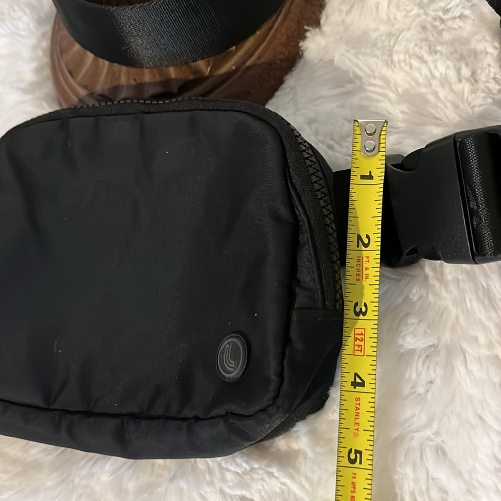Lole unisex belt bag.